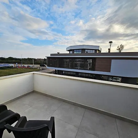 Professionally Maintained, Spacious New Residences Near Lara & Kundu 公寓 *