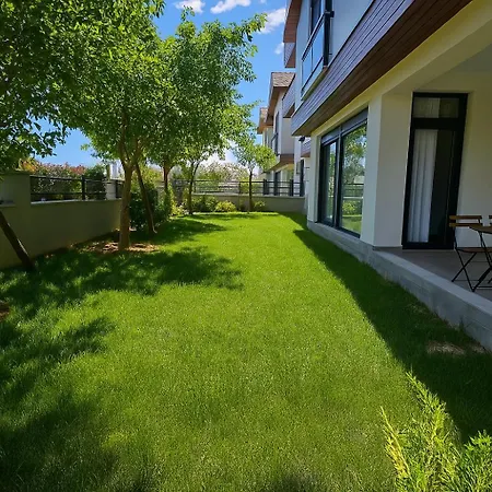 Professionally Maintained, Spacious New Residences Near Lara & Kundu 公寓